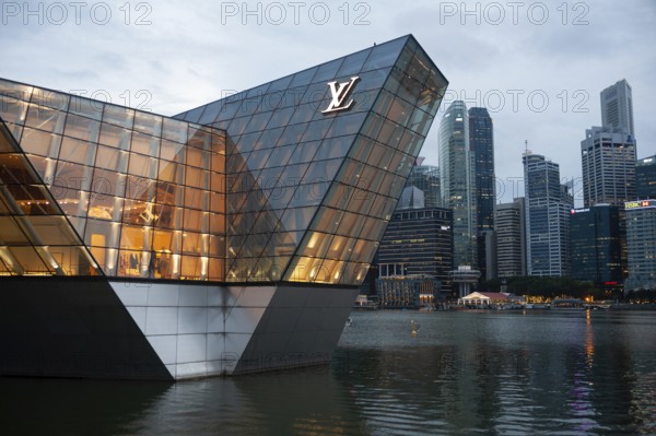 14.12.2018, Singapore, Republic of Singapore, Asia, Louis Vuitton luxury boutique in Marina Bay with the skyline of the business district in the background, Asia