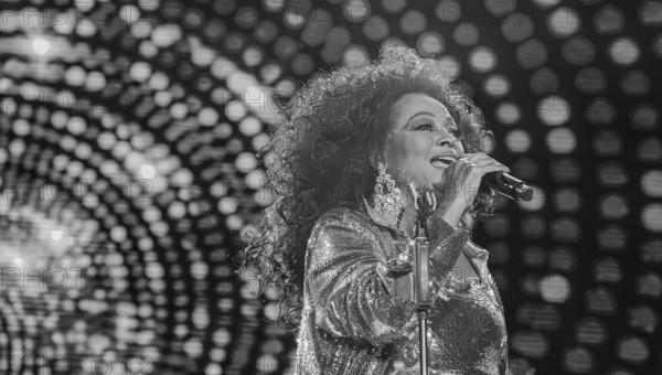 Motown legend Diana Ross (80) at the Memorial Coliseum, Los Angeles, USA, the 1984 Olympic Stadium, North America