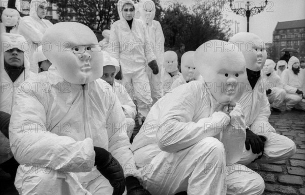 Germany, Berlin, 19.04.1991, student performance in protest against the closure of the art academy in Berlin-Weißensee, on the occasion of the opening of the exhibition Metropolis in the Gropius Bau, (students in white suits with masks), Europe