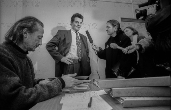 Germany, Berlin, 02.01.1992, Joachim, Gauck, first day of Stasi files - access for civil rights activists, in the Gauck office, press crowd, left: Reinhard Weißhuhn, Europe