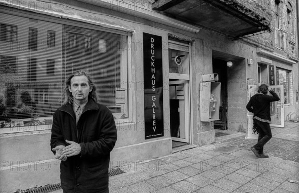 Germany, Berlin, 25 October 1991, Galrev printing works and Café Kyril in Lychener Straße, the artist Gerd Sonntag, Europe