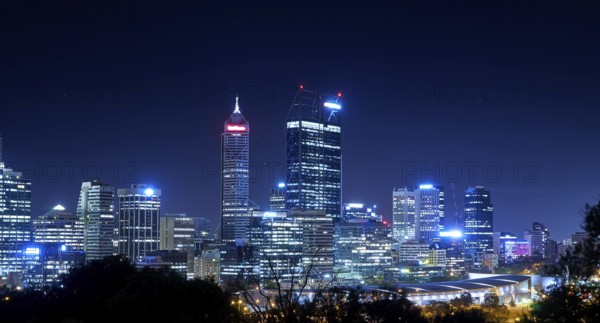Skyline von Perth vom Kings Park mit Blick auf den John Oldany Park in der Nacht