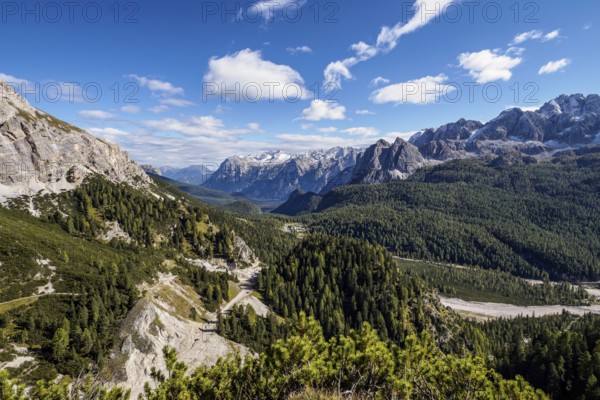 Panoramic view of the famous peaks of the Dolomites, Belluno Province, Dolomiti Alps, Italy, Europe