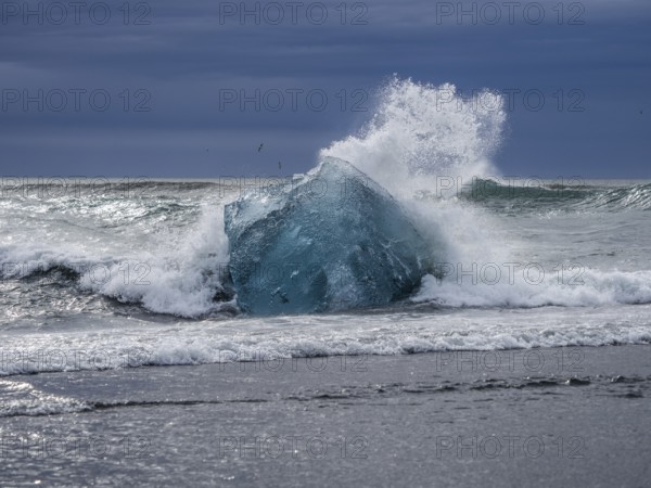 Diamond Beach, iceberg in the surf, near Jökulsarlon glacier lagoon, Vatnajökull National Park, Hornafjörður, South Iceland, Iceland, Europe
