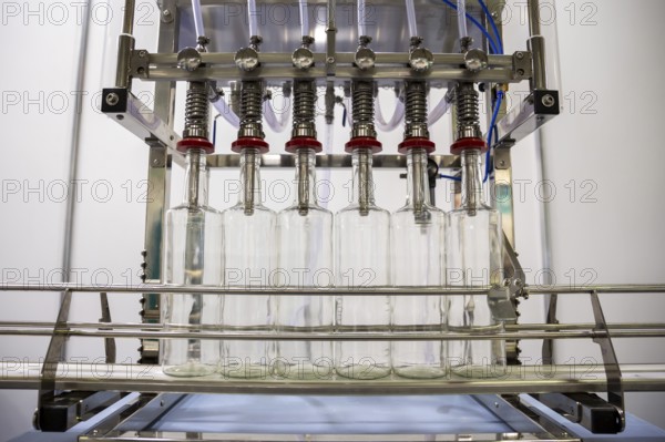 Automatic bottle filling machine for industrial use