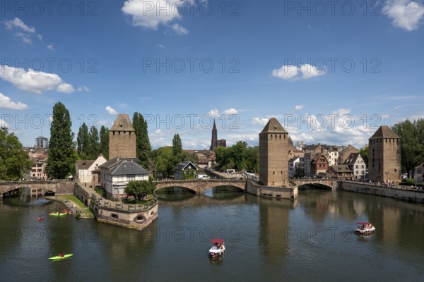 Strasbourg Cathedral, Cathédrale Notre-Dame de Strasbourg, view from the west, in the foreground the three towers of the Ponts couverts, parts of the former city fortifications