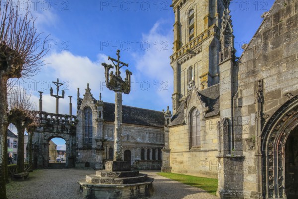 Triumphal arch, ossuary and Calvary, Enclos paroissial enclosure, Eglise Notre-Dame de Lampaul-Guimiliau, Departement Finistere Penn-ar-Bed, Region Bretagne Breizh, France, Europe
