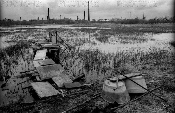 Germany, Hennigsdorf, 14.04.1992, View across the lake to the Hennigsdorf steelworks, temporary jetty, Europe