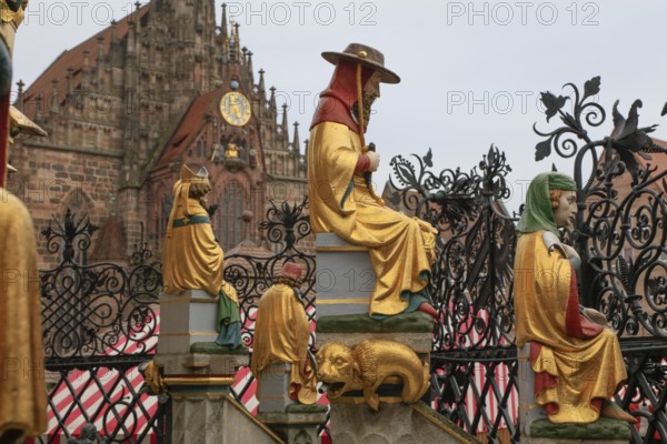 Beautiful fountain on the main market square, tubular fountain with 40 figures from the 14th century, Frauenkriche, Nuremberg, Middle Franconia, Franconia, Bavaria, Germany, Europe