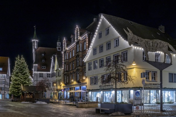 Night shot of historic buildings around the market square with Christmas tree, Biberach donkey, new town hall and Christmas lights around the roofs of the buildings, Biberach an der Riß, Upper Swabia, Baden-Württemberg, Germany, Europe