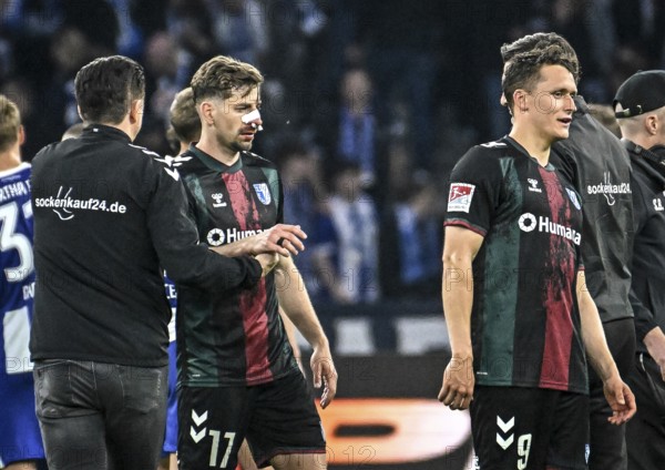 Football 2nd Bundesliga, Hertha BSC Berlin, 1.FC Magdeburg from left Christian Titz 1.FC Magdeburg, coach), Alexander Nollenberger (1.FC Magdeburg), Martijn Kaars (1.FC Magdeburg) disappointed, looks disappointed, dejected, disappointed (DFLB DFB REGULATIONS PROHIBIT ANY USE OF PHOTOGRAPHS as IMAGE SEQUENCES and or QUASI-VIDEO)