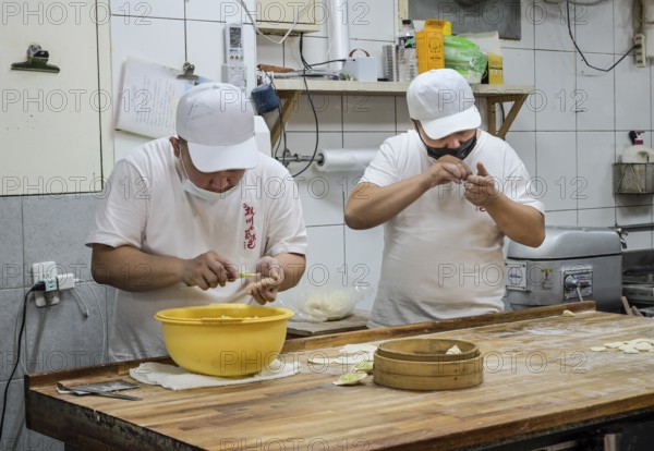 Chefs, Dumpling Restaurant, Hang Zhou Xiao Long Bao, Section 2, Hangzhou S Rd, Da'an District, Taipei, Taiwan, Asia