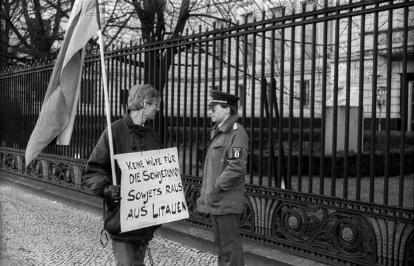 Germany, Berlin, 13 January 1991, demonstration against Russians in Lithuania, Soviets out of Lithuania, in front of the Soviet embassy (behind the fence: Lenin statue), Europe