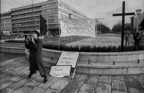 Germany, Berlin, 10 January 1991, vigil against the Gulf War, at the Brandenburg Tor, Europe