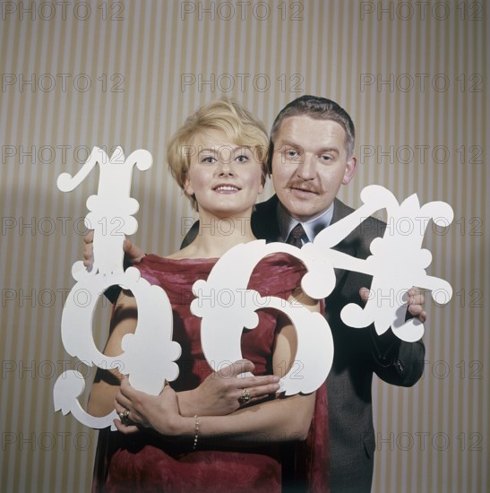 Fun with numbers in the 1960s. A woman and a man are holding different numbers in their hands 1, 4, 6 and 9. Unclear what the purpose of it is other than a guess that they are trying to put them together as the numbers of a year. The are actor/singers Monica Zetterlund and Hans Alfredson, very well know swedish artists. Sweden 1964