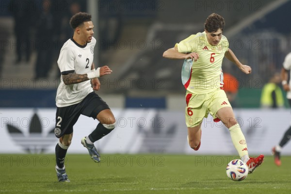 Football, U21, Friendly match, 2024/2025, Germany U21 vs. Spain U21, 25.03.2025, Merck-Stadion am Böllenfalltor, Darmstadt, Germany, Pharrel Nnamdi COLLINS (Germany U21, 02) in a duel with Javi GUERRA (Spain U21, 06), Europe