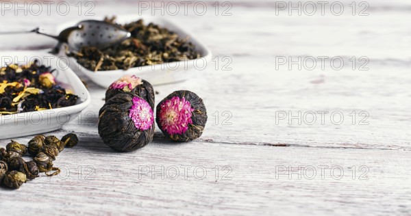Few flavours of dry brewing loose leaf tea on wooden table