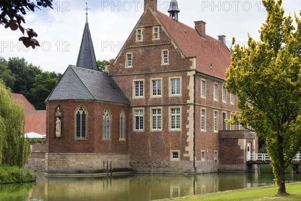 Hülshoff Castle near Havixbeck is one of the most popular excursion destinations in the Münsterland region. The beautiful park with manicured lawns and beautifully laid out flowerbeds, the mighty castle complex and the Droste Museum attract numerous visitors every year