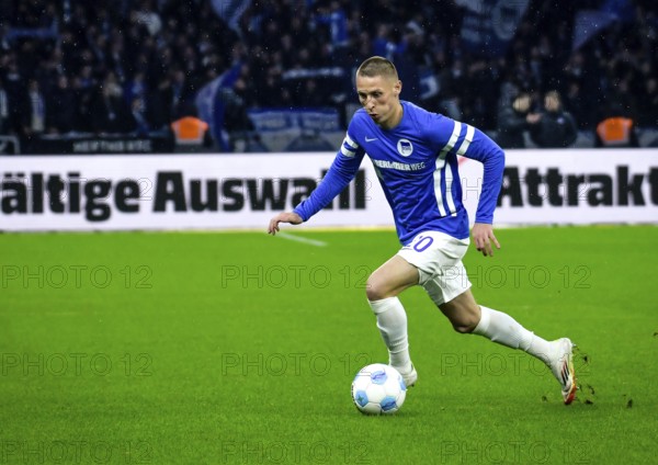 Pal Dardai (Hertha BSC #20) on the ball. (DFLDFB REGULATES PROHIBIT ANY USE OF PHOTOGRAPHS AS IMAGE SEQUENCES ANDOR QUASI-VIDEO)