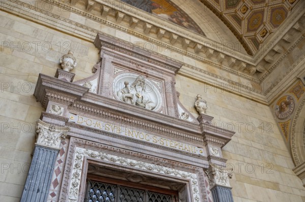 A picture of the outside entrance to the St. Stephen's Basilica