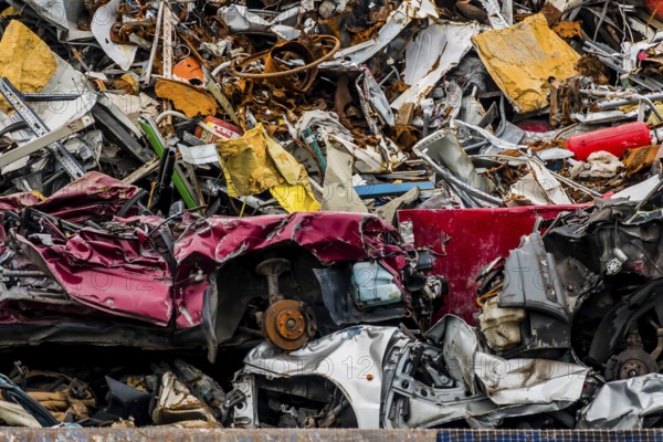 Alte Autos wurden in einer Müllpresse verschrottet. Alteisen und Abwrackprämie für Autowracks, Österreich