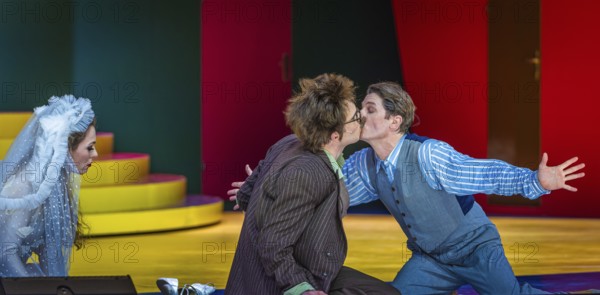 Horse eats hat A colourful, musical comedy based on Eugène Labiche's A Florentine Hat in an adaptation by Sabrina Zwach. The music was written by Herbert Grönemeyer. Production: Herbert Fritsch Performers: Fadinard: Christopher Nell Nonancourt: Hubert Wild Emile Tavernier / Baroness of Champigny: Florian Anderer Vezinet / Baroness of Champigny: Gottfried Breitfuss Tardiveau: Werner Eng Beauperthuis: Matthias Buss Clara: Sarah Bauerett Bobin: Owen Peter Read Hélène: Paulina Plucinski Anais: Helena Bohndorf Felix: Kaspar Simonischek Maurice: Daniel Petrenko Virginie: Pia Dembinski Media rehearsal on 05.02.2025 / Komische Oper, Berlin