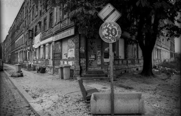 Germany, Berlin, 20 October 1991, Pfarrstraße, many houses in the street are occupied by autonomous (left-wing) activists, on the other side of the street there is an integration centre for neo-Nazis run by the church, Zum Eisenbahner (closed pub), Europe