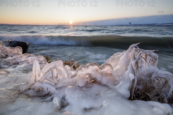 Snow-covered coastline, ice plants and waves at dusk, sunrise in the background, Hörnle, Constance, Lake Constance, Baden-Württemberg, Germany, Europe