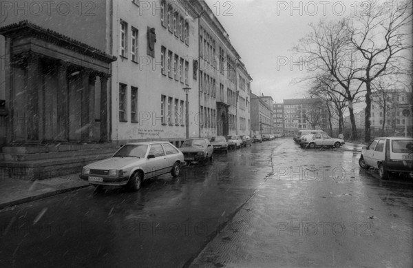 Germany, Berlin, 27 March 1992, Koppen monument on Koppenplatz, Koppenplatz was named after Christian Koppe, who donated the square as a cemetery for the poor in 1706-08, Europe