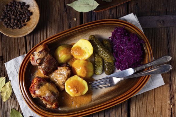Rustic snirtje roast with red cabbage and cucumber