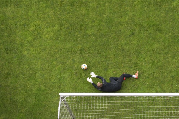 Soccer goalkeeper goalkeeper intervention - view from above