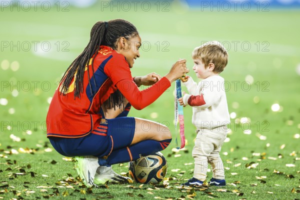 SYDNEY, AUSTRALIA, AUGUST 20: Salma PARALLUELO of Spain plays with a child after Spain beats England in the final of the FIFA Women's World Cup Australia New Zealand 2023 at Stadium Australia on August 20, 2023