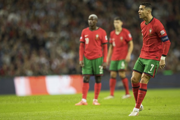 Football match, captain Cristiano RONALDO CR7 Portugal has just taken a free kick with his right foot and is watching the direction of the ball, sequence 34, Estadio do Dragao, Porto, Portugal, Europe