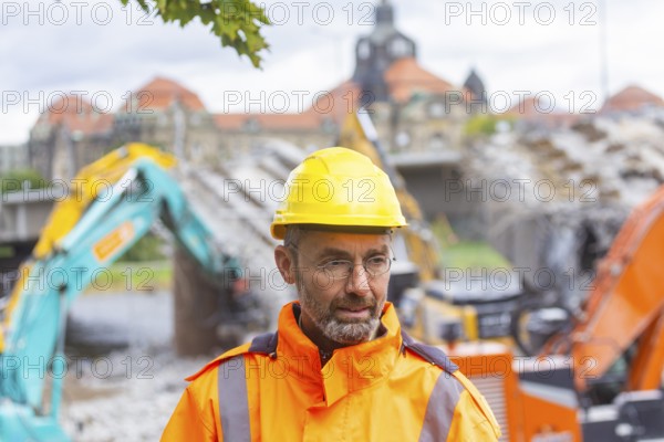 Following the collapse of parts of the Carola Bridge, demolition work began on the Old Town side. The bridge sections on the Old Town side were dismantled using heavy machinery. Holger Kalbe, Head of the Bridges and Engineering Structures Department at the LHD Road and Civil Engineering Office, provides information on the status of the demolition work at a press event., Carola Bridge in Dresden, Dresden, Saxony, Germany, Europe