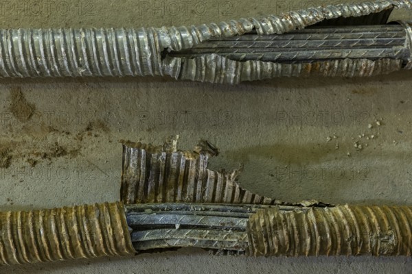 MKP GmbH, the company commissioned to analyse and assess the condition of the Carola Bridge, presented various material samples of the bridge debris to the press. Heavily rusted prestressing steel parts were also shown, Carola Bridge in Dresden, Dresden, Saxony, Germany, Europe