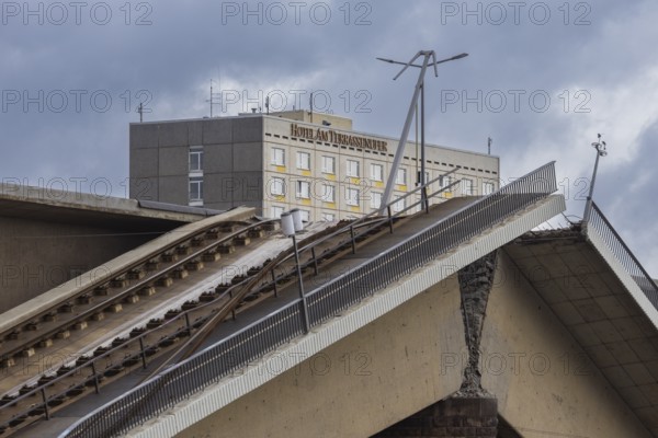 A section of the Carola Bridge has collapsed. Over a length of around 100 metres, the section on which the trams normally run has collapsed into the Elbe. Further demolition of the bridge has been initiated and the floodwater is slowly receding, Partial collapse of the Carola Bridge in Dresden, Dresden, Saxony, Germany, Europe