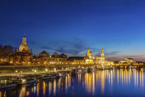 Historische Altstadt zu Dresden während der blauen Stunde