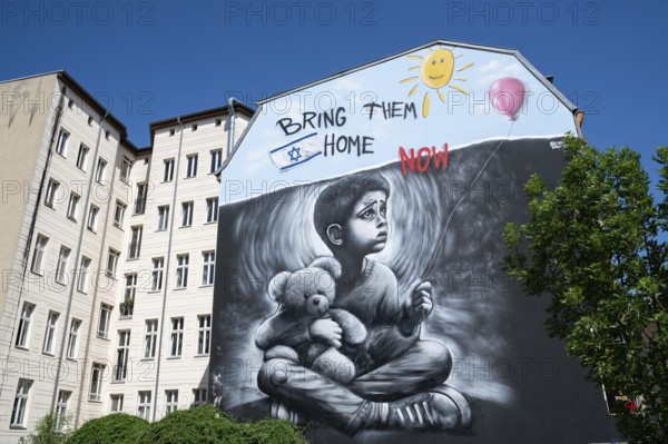 17.05.2024, Berlin, Germany, Europe, A mural by Israeli graffiti artist Benzi Brofman on a building along Oranienburger Straße not far from the New Synagogue in Berlin-Mitte calls for the return of Israeli hostages who were kidnapped by Hamas terrorists and taken to Gaza on 7 October last year, Europe
