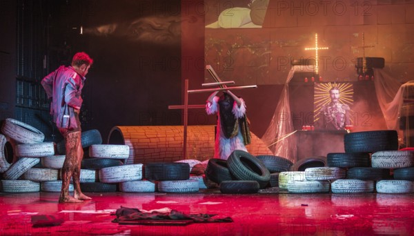 In a production by the Gorki Theatre (Berlin) with Mazen Aljubbeh, Jonas Dassler, Lea Dräger, Aram Tafreshian, Till Wonka. Directed by Sebastian Baumgarten. Photo rehearsal on 27.09.2018