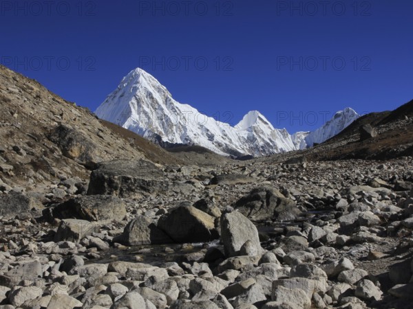 Trail of the Everest Base Camp Trek and snow covered Mount Pumori, Nepal, Asia