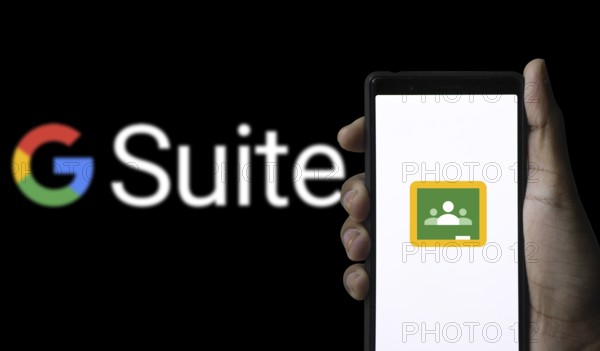 Google classroom logo on samrtphone