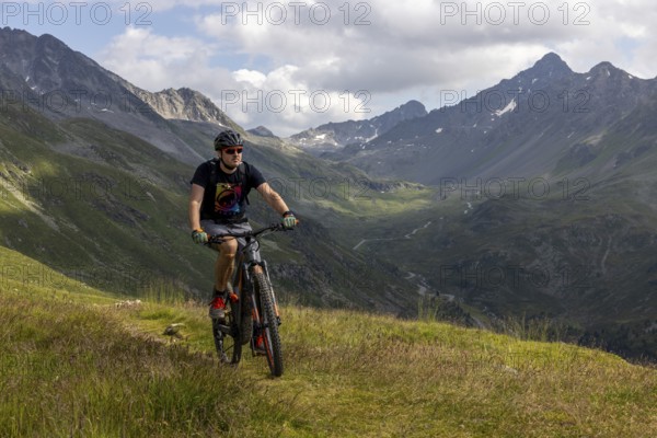Mountain biker on an alpine bike trail, behind Flüela Pass, Pischa, Graubünden, Schwezi