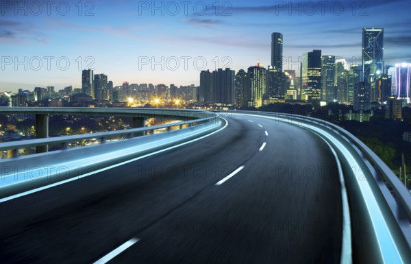 Autobahnüberfahrt Bewegung stumpf mit Stadt Hintergrund