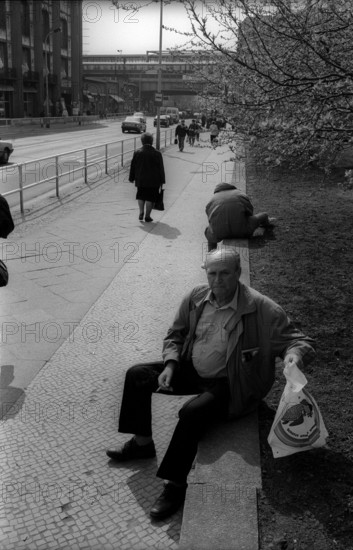 Germany, Berlin, 03.04.1992, Friedrichstraße, view to the railway station / railway bridge, man with plastic bag, Europe