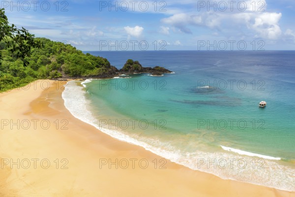 Fernando de Noronha, Brasil. Turquoise water around the Two Brothers rocks, UNESCO World Heritage Site, Brazil, South America