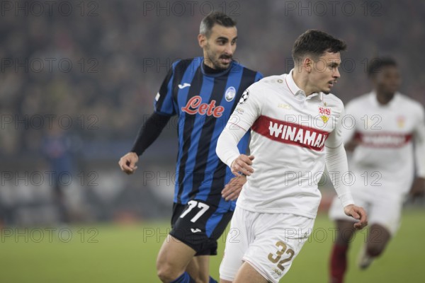 Football match, Davide ZAPPACOSTA Atalanta Bergamo left and Fabian RIEDER VFB Stuttgart automatically look to the right together as they run, Stuttgart Arena, Stuttgart