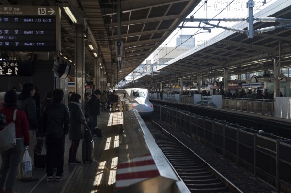 30.12.2017, Nagoya, Japan, Asia, A Shinkansen high-speed train arrives at Nagoya station, Asia