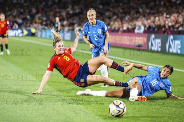 SYDNEY, AUSTRALIA, AUGUST 20: Mariona CALDENTEY of Spain goes down from a heavy challenge from Jessica CARTER of England as Spain plays England in the final of the FIFA Women's World Cup Australia New Zealand 2023 at Stadium Australia on August 20, 2023