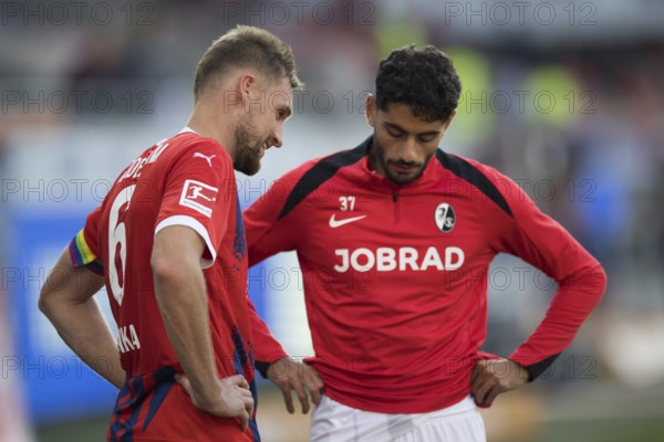 Football match, Eren DINKCI SC Freiburg right, talking to former colleague and captain Patrick MAINKA 1.FC Heidenheim, Voith-Arena football stadium, Heidenheim