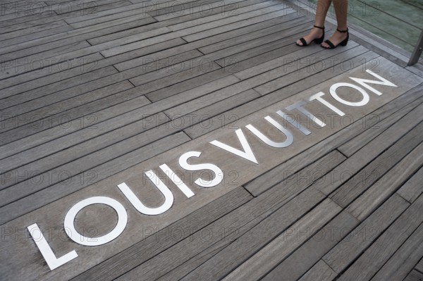 12.04.2019, Singapore, Republic of Singapore, Asia, A wooden walkway leads to the luxury Louis Vuitton boutique at Marina Bay Sands, Asia